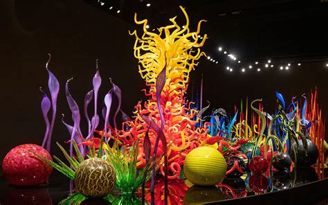 chully|ABOUT DALE CHIHULY